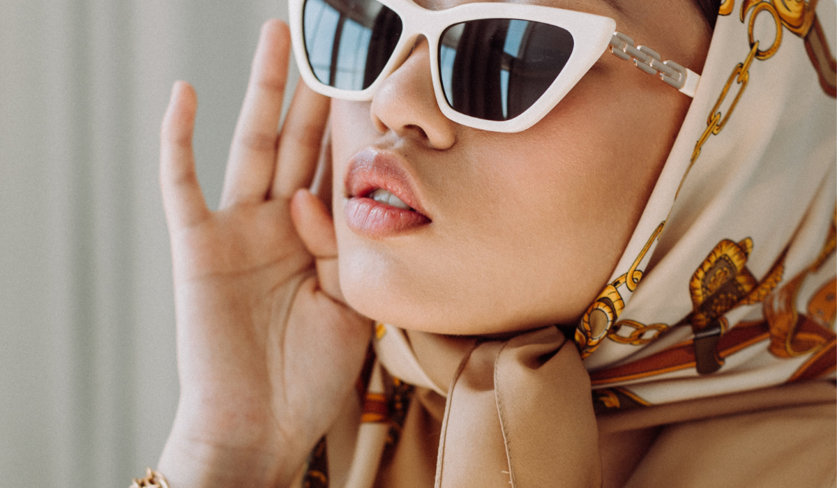 Foulard en soie pour femme : 3 façons tendance de le nouer