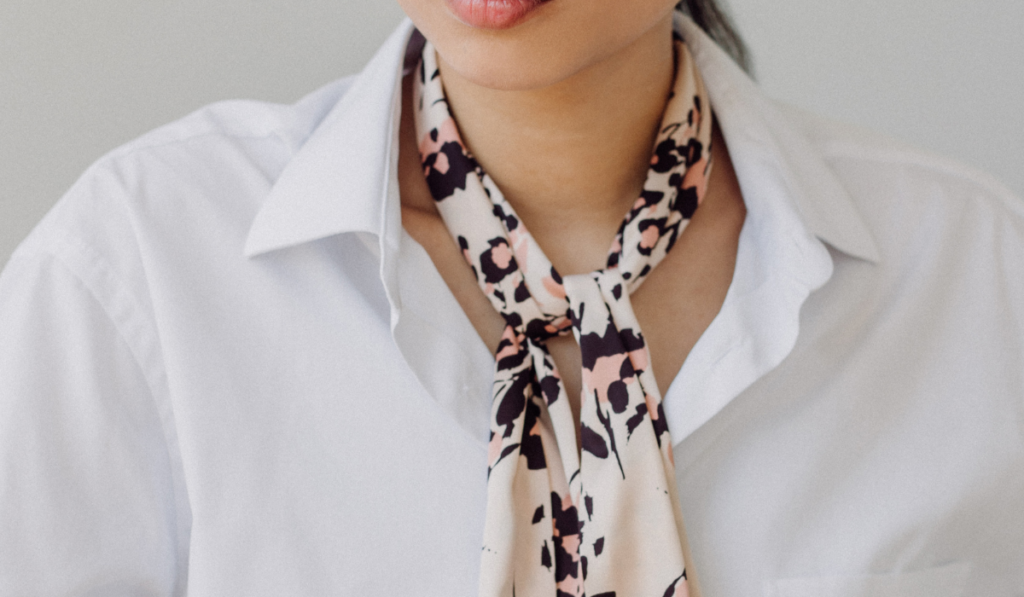  STYLE COL EN SOIE PARISIEN POUR UN LOOK FOULARD