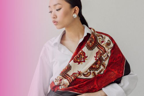 Ajoutez une touche chic à votre tenue avec un carré de soie